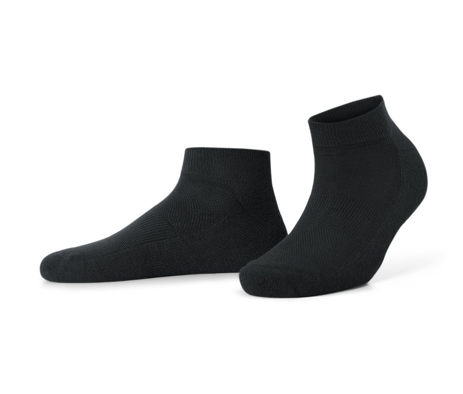 Zwei Paar schwarze Funktions-Sportsocken.