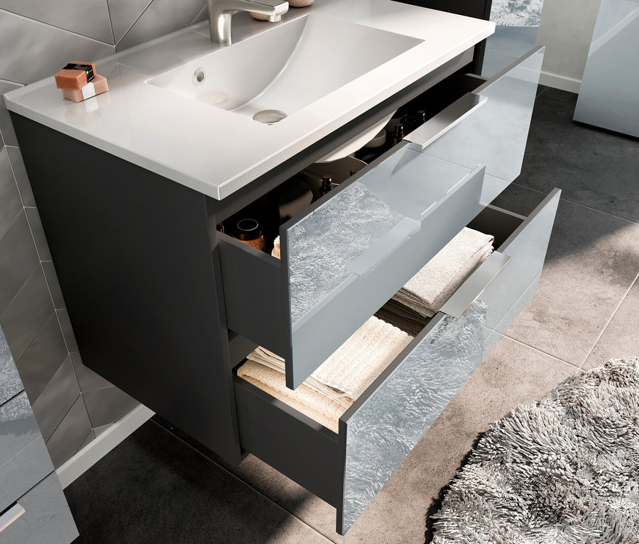 Waschtisch-Unterschrank »Vasio« mit zwei offenen Schubladen, die obere mit Flaschen, die untere mit Handtüchern.