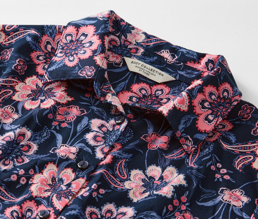 Detailansicht eines Web-Pyjamas mit Blumenmuster.