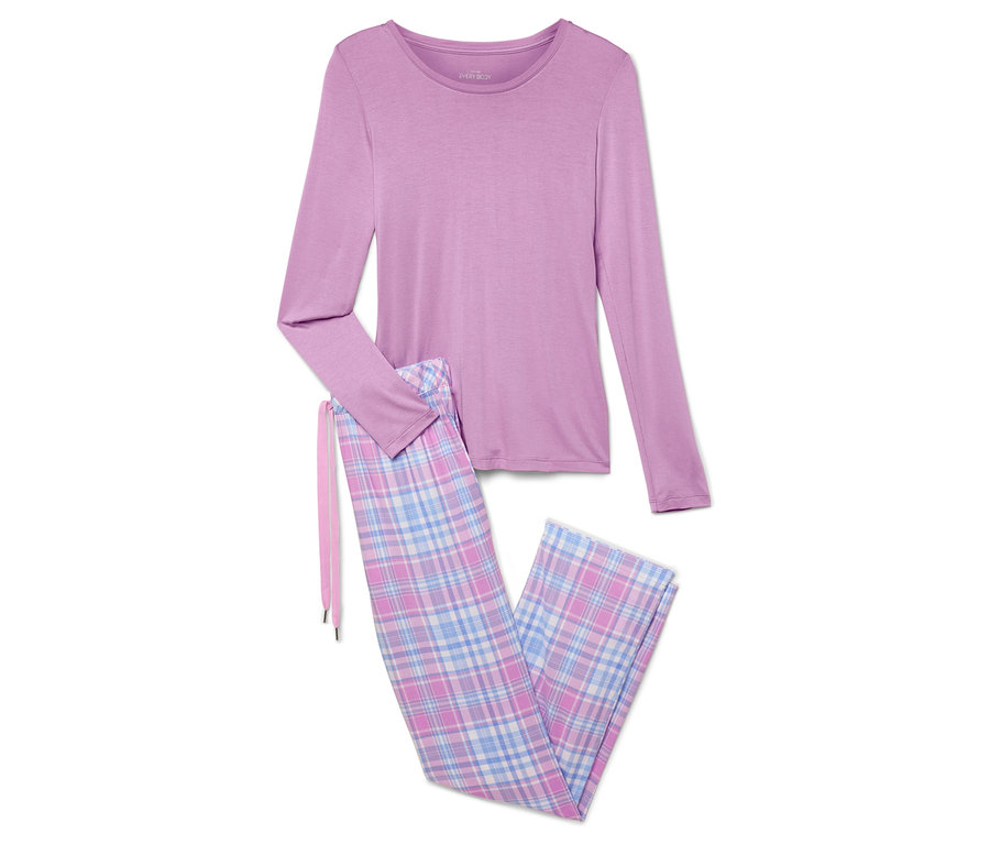 Lila Langarm-Schlafanzugoberteil und karierte Hose.