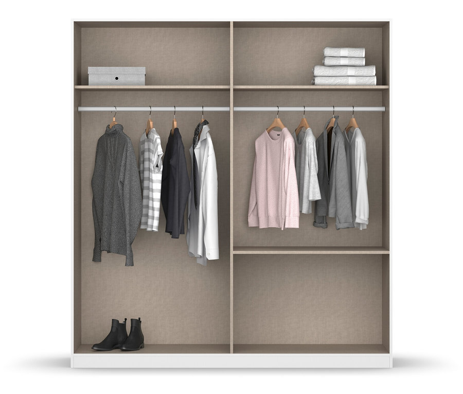 Innenansicht eines offenen Kleiderschranks mit Kleidung und Schuhen.