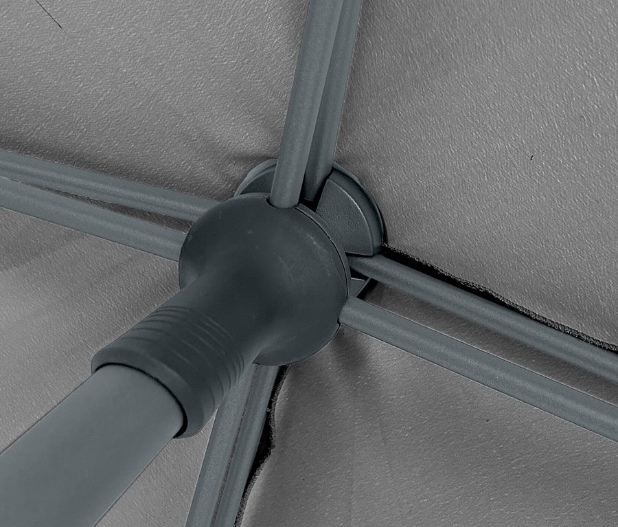 Detailaufnahme von unten eines anthrazitfarbenen Leco Marktschirms, 250 x 250 cm, inklusive Abdeckhaube.