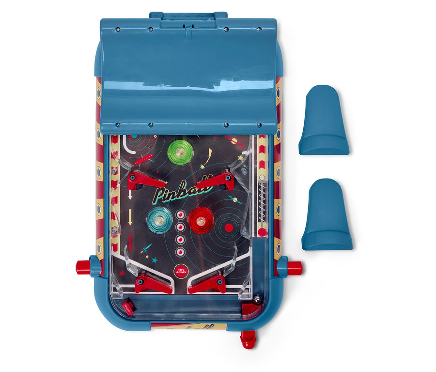 Detailansicht eines blauen Flipperautomaten mit roten Details und zwei blauen Abdeckungen.