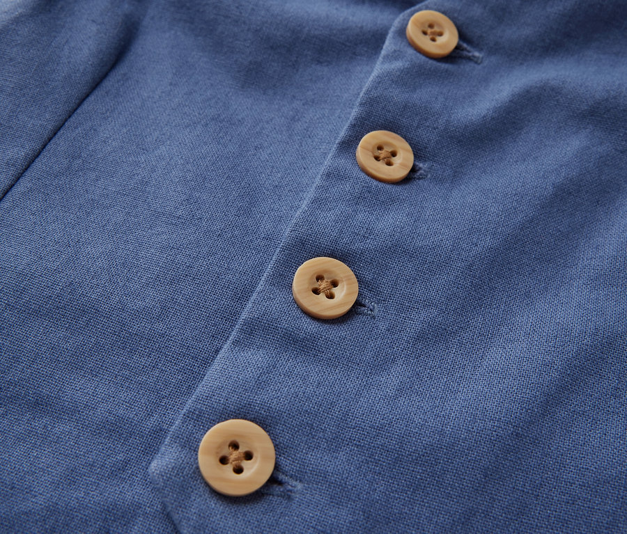 Detailaufnahme einer Kinder-Weste mit Knöpfen.