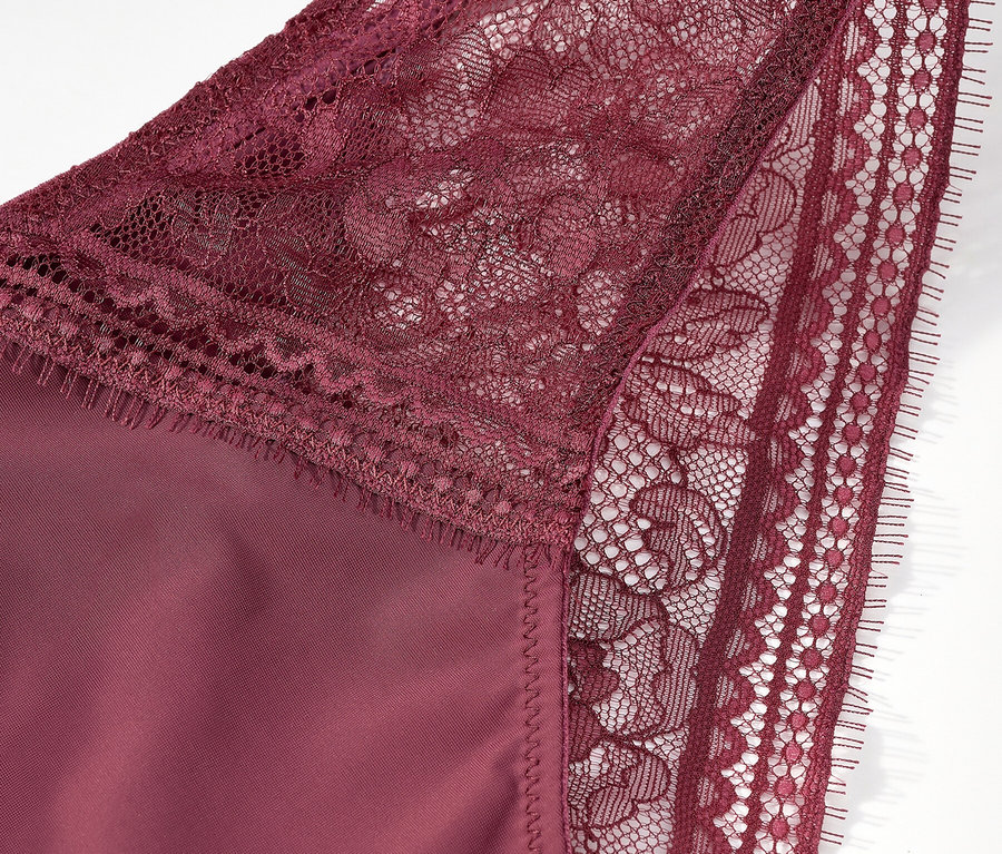 Detailaufnahme von bordeauxroten Höschen mit Spitze.