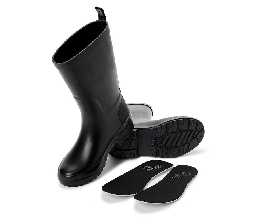 Schwarze Kinder-Regenstiefel und Einlegesohlen auf weißem Hintergrund.