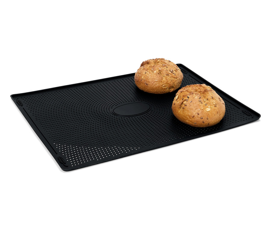 Zwei Brötchen liegen auf einer schwarzen, perforierten Backmatte.