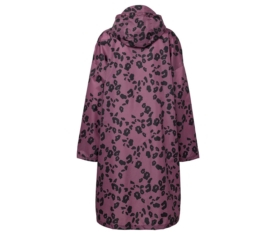 Lila Mantel mit schwarzem Leopardenmuster von hinten gesehen.