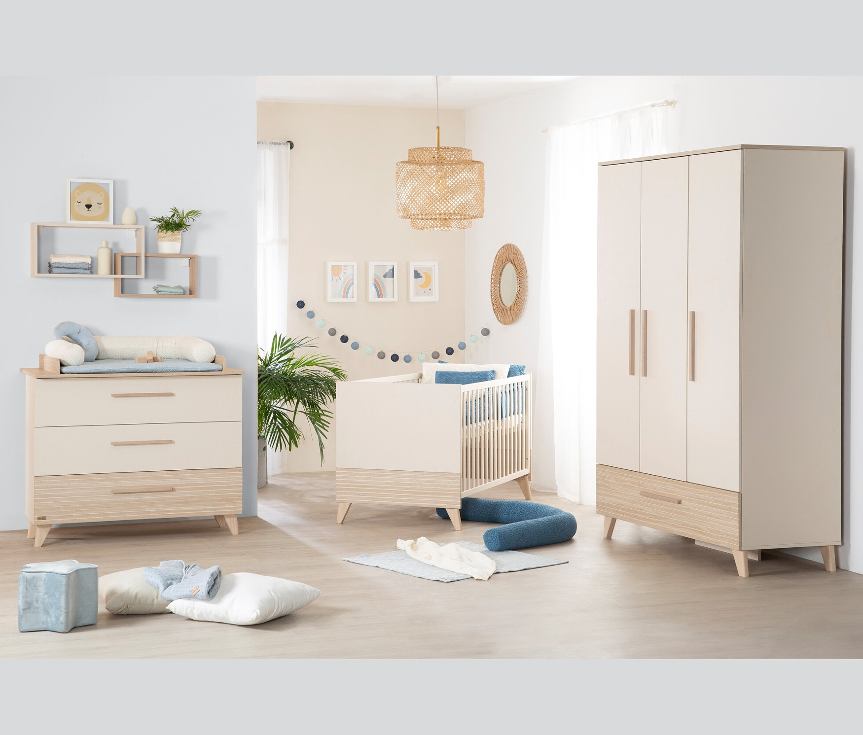 Ein Kinderzimmer mit einem »Sidney« 3-teilig, Kaschmir von roba, einem Kinderbett, einer Kommode und einem Schrank in neutralen Farben.