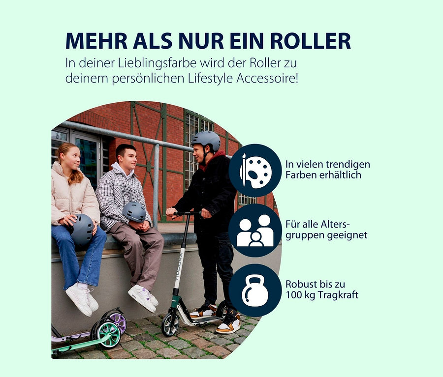 Drei Teenager mit Helmen. Einer steht auf einem grünen HUDORA BigWheel® 205 Scooter.