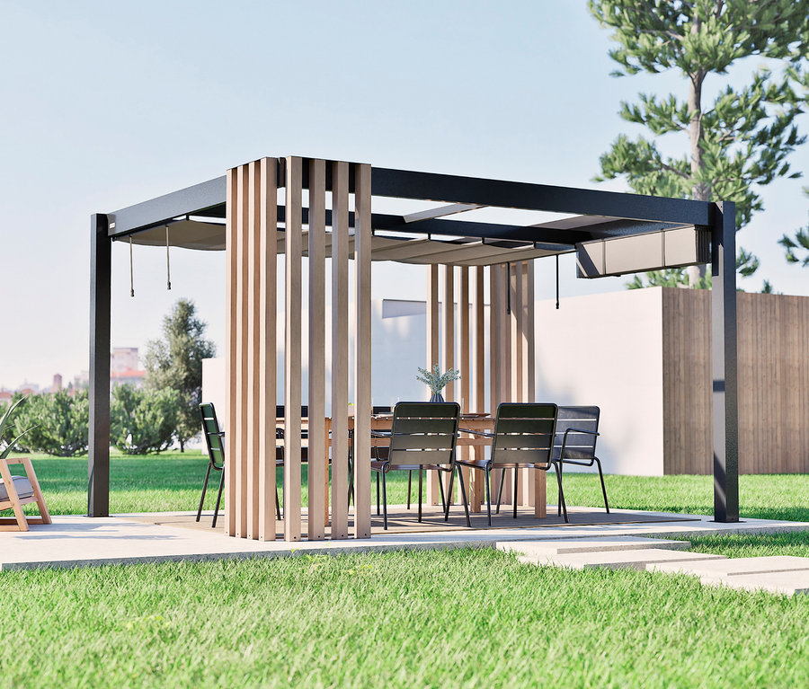 Eine Pergola mit einem Tisch und Stühlen steht auf einer Terrasse im Garten.