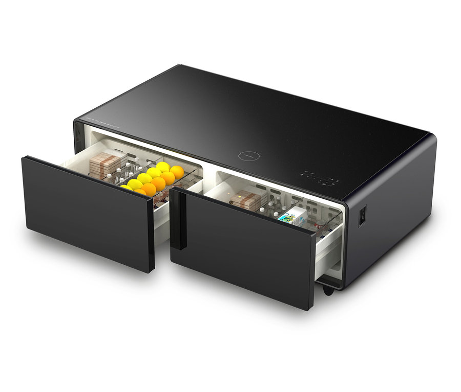 Der schwarze Caso Sound & Cool Kühlschrank hat zwei offene Schubladen mit Getränken und Snacks.
