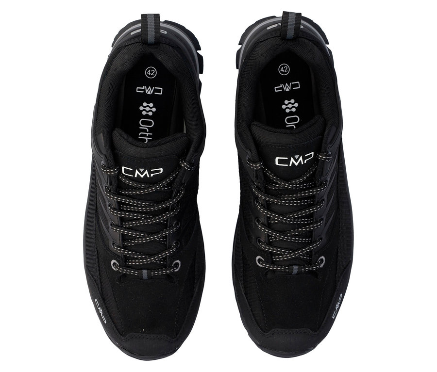 Draufsicht auf ein Paar schwarze CMP-Wanderschuhe mit Schnürsenkeln.