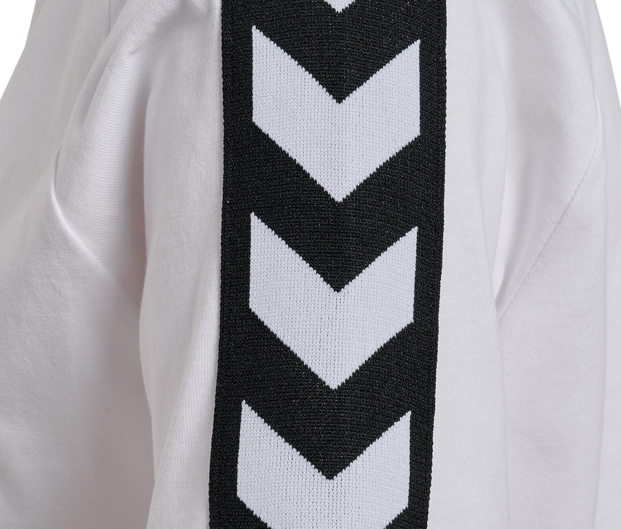 Nahaufnahme eines weißen hummel® Damen-T-Shirts mit schwarzen und weißen Winkelstreifen am Ärmel.