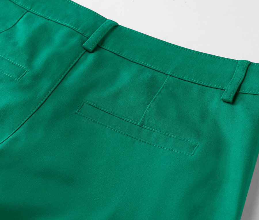 Nahaufnahme der Rückseite einer smaragdgrünen Hose mit angedeuteter Tasche.
