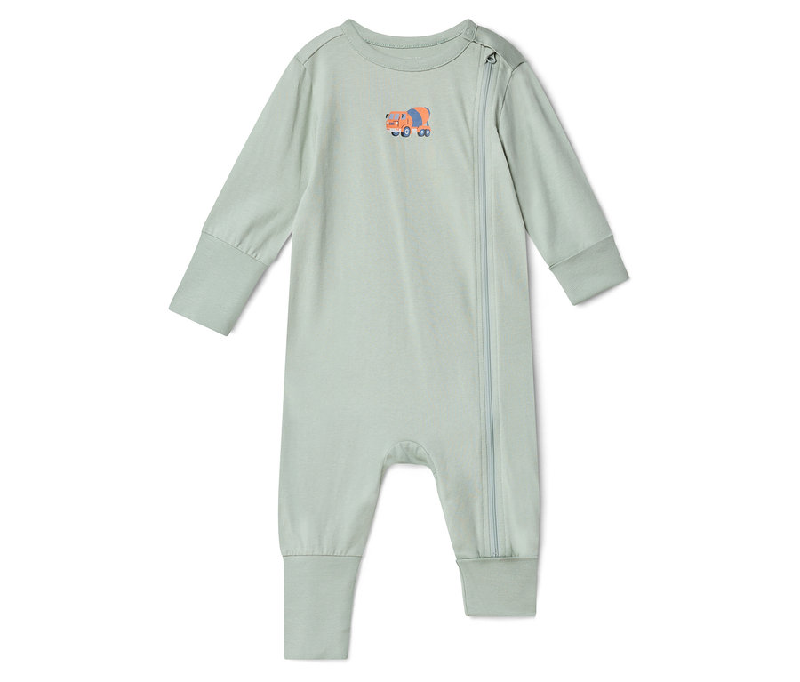 Ein hellgrüner Baby-Strampler mit langem Ärmel und einem Reißverschluss an der Seite. Auf der Brust befindet sich eine kleine Abbildung eines orangefarbenen Betonmischers.