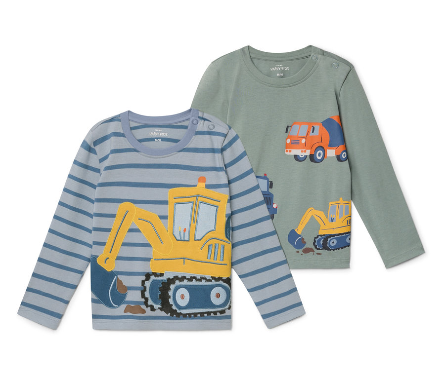 Zwei langärmlige Kinder-T-Shirts liegen nebeneinander, eines mit einem Bagger auf blau gestreiftem Stoff und das andere mit einem Betonmischer auf olivgrünem Stoff.