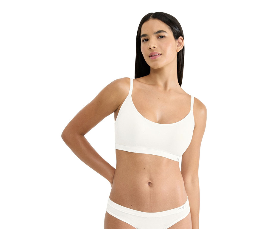 Frau trägt ein weißes Unterwäscheset, bestehend aus einem BH mit Trägern und einem Slip.