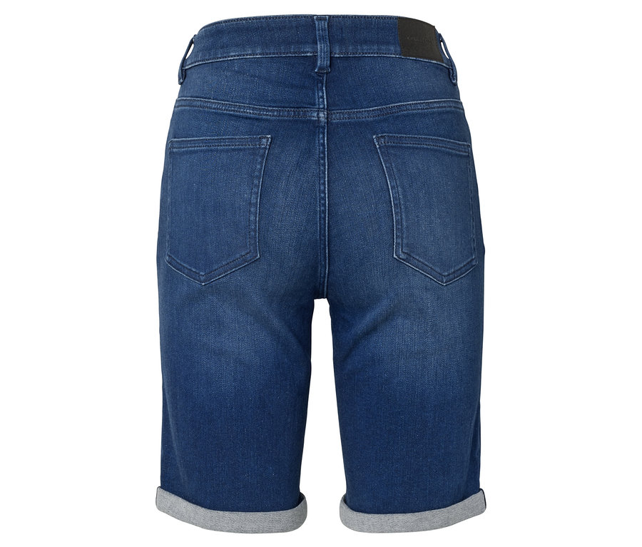 Rückansicht von dunkelblauen Jeansshorts mit hochgekrempeltem Saum.