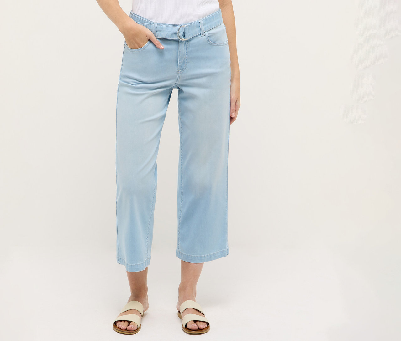 Person trägt Angels Denim »Linn City« Cropped Jeans in gebleichtem Blau.