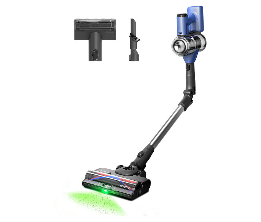 Ein Tineco Staubsauger mit blauem Akku und silbernem Rohr steht auf einem weißen Hintergrund. Zwei Düsenaufsätze sind separat zu sehen.