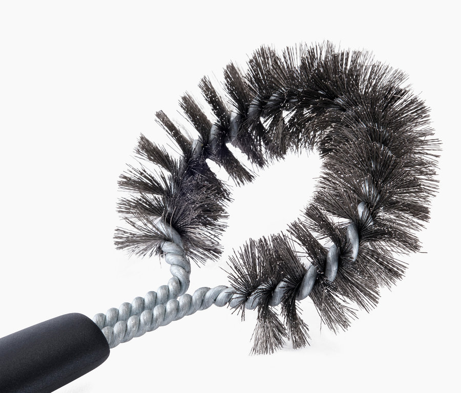 Eine runde Reinigungsbürste mit einem schwarzen Griff und grauen Borsten auf weißem Hintergrund.