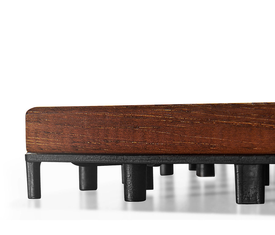 Nahaufnahme einer braunen Holzfliese mit schwarzen Füßen.