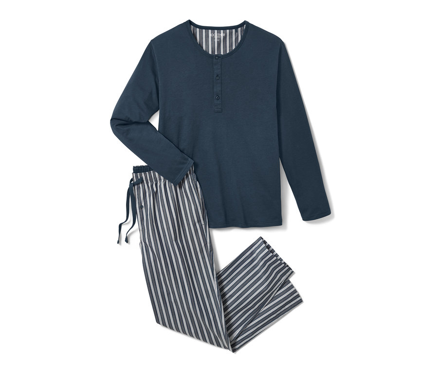 Blauer Pyjama mit gewebter Hose mit Streifen.