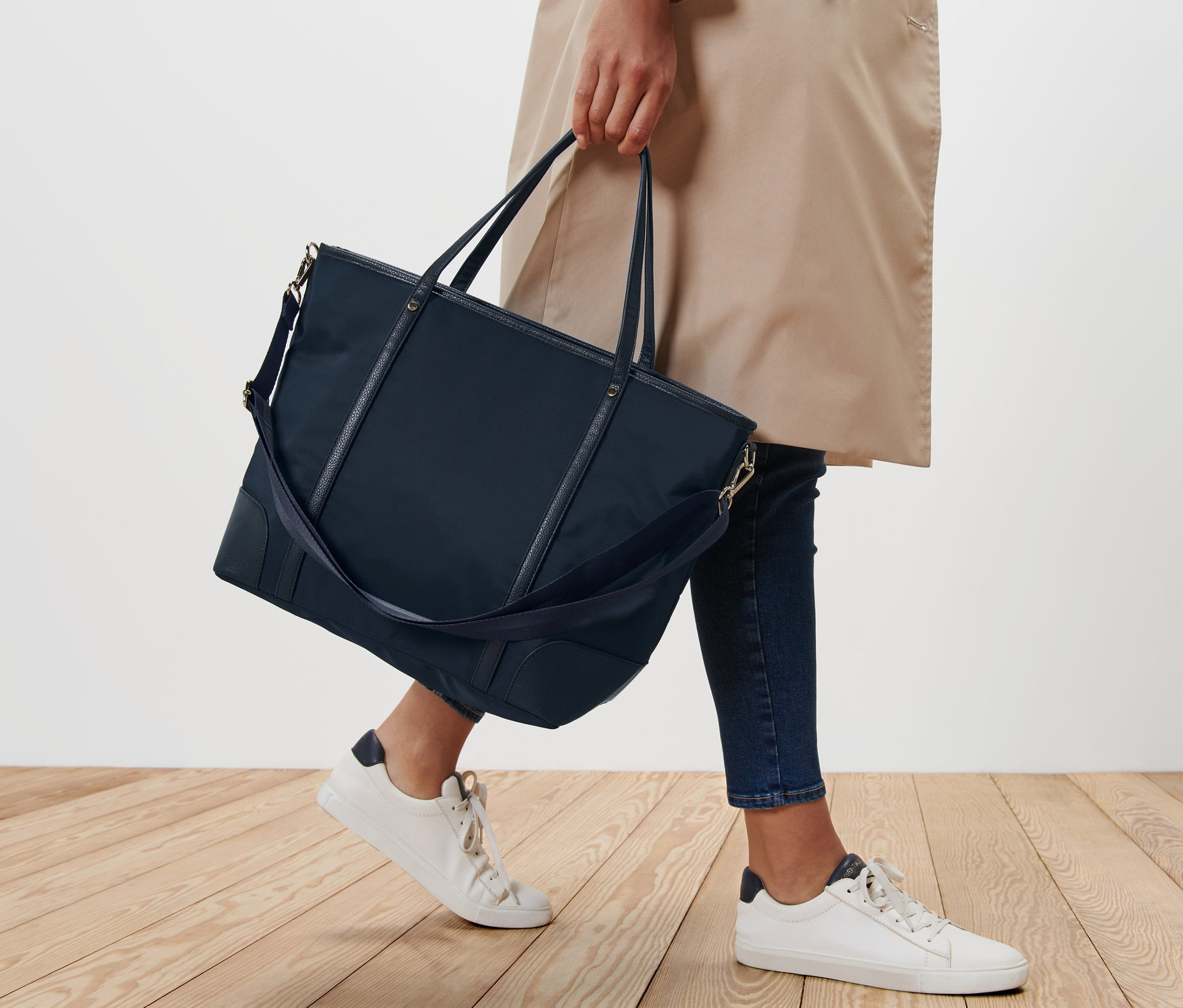 Frau geht und trägt einen Shopper.