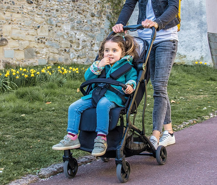 Frau schiebt ein kleines Mädchen im Osann Sportwagen »Vegas«.