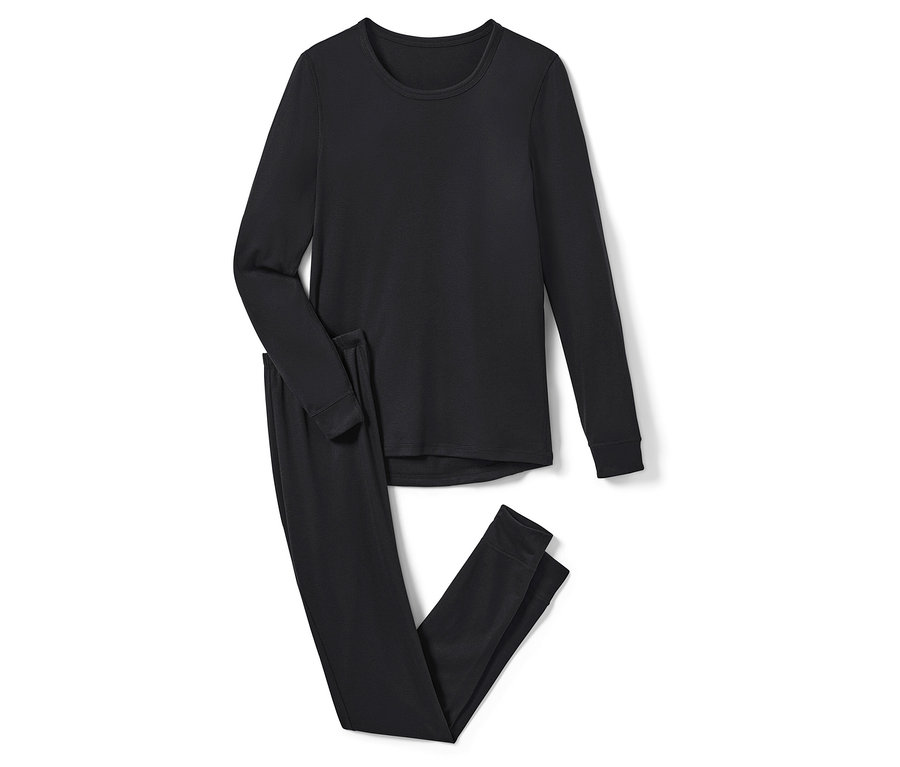 Schwarze Thermo-Funktionswäsche liegt auf einem weißen Hintergrund.