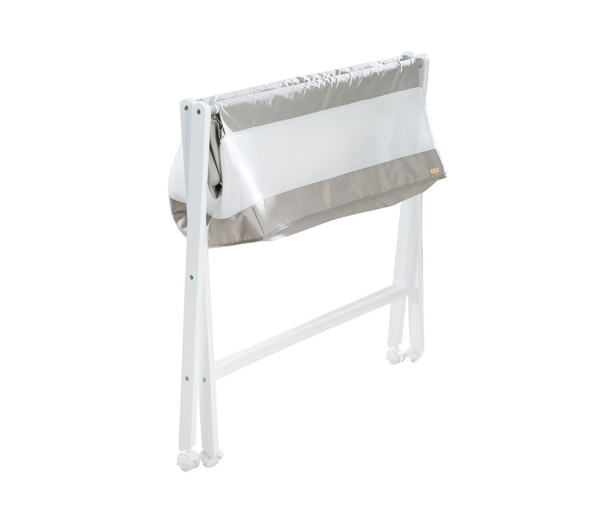 Ein weißes roba Klappbares Stubenbett mit grauem Stoff und weißem Netzstoff.