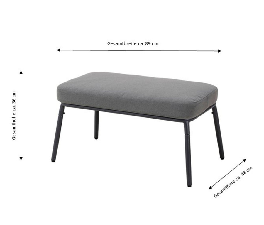 Ein grauer Leco Sessel mit Fußhocker vor einem weißen Hintergrund.