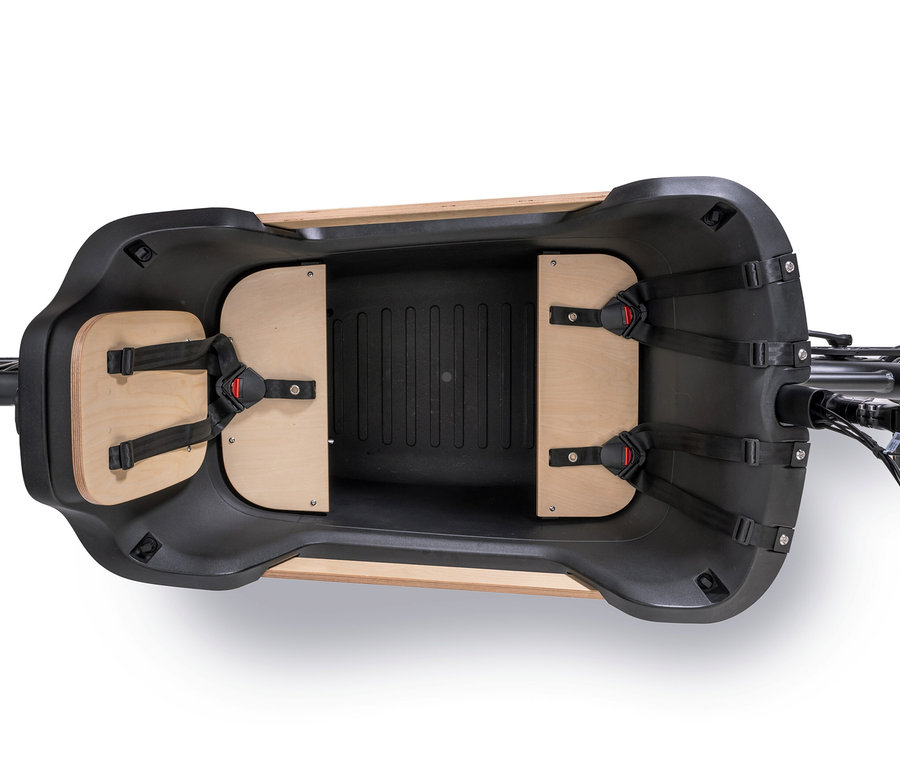 Draufsicht in den Laderaum eines HAWK Bikes Lastenrad E-Cargo 2.2 Bafang mit Holzsitzflächen und Sicherheitsgurten.