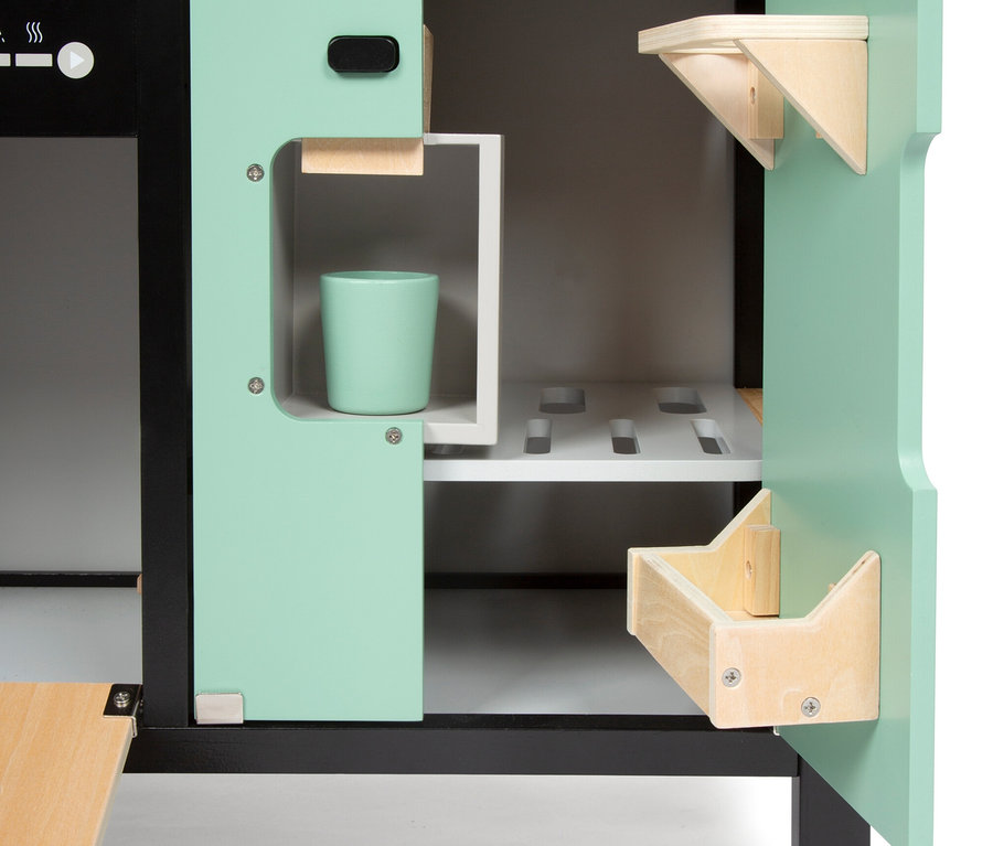 Detail einer small foot Kinderküche mit Kücheninsel »Industrial« mit offener Tür und Holzzubehör.