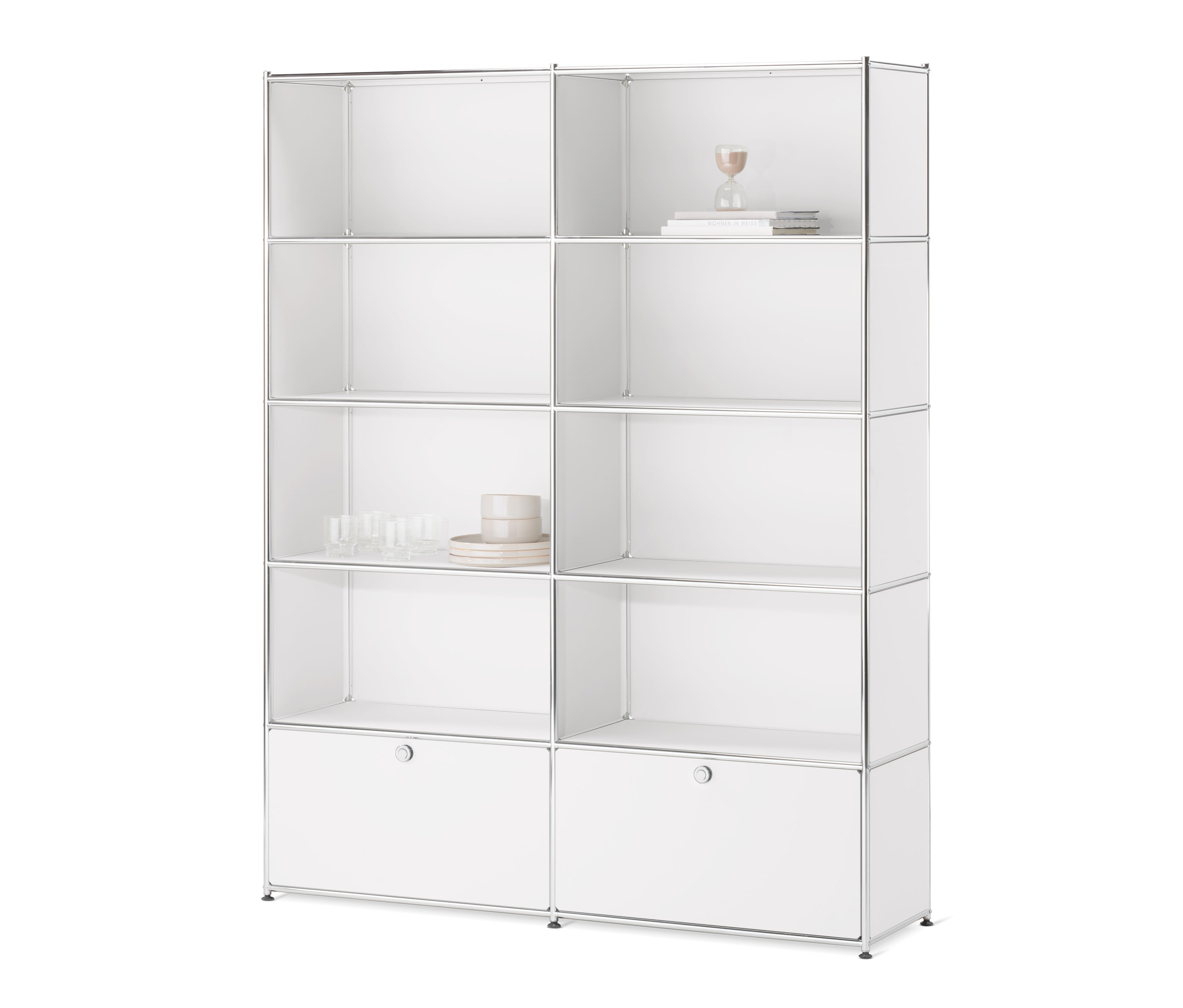 Weißes Regal »CN3« mit 2 Klappen. In den oberen Regalen befinden sich Dekorationen, im unteren Bereich befinden sich die Klappen.