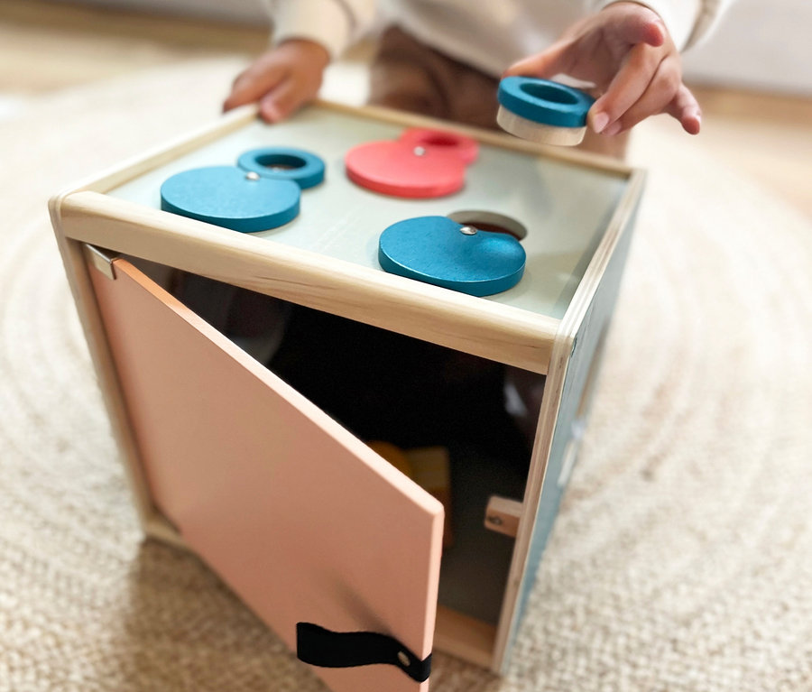 Kind spielt mit small foot Sinnes-und-Fühl-Box »Sensory«.