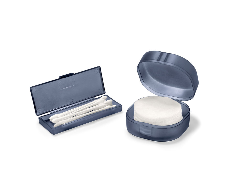 Aufbewahrungs-Set: Geöffneter blauer Behälter mit Wattestäbchen und geöffnete blaue runde Dose mit Wattepads.