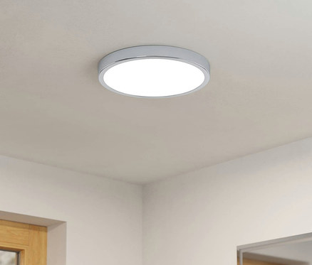 Eine runde Eglo LED-Deckenleuchte »Fueva 5« ist an der Decke eines Badezimmers montiert.