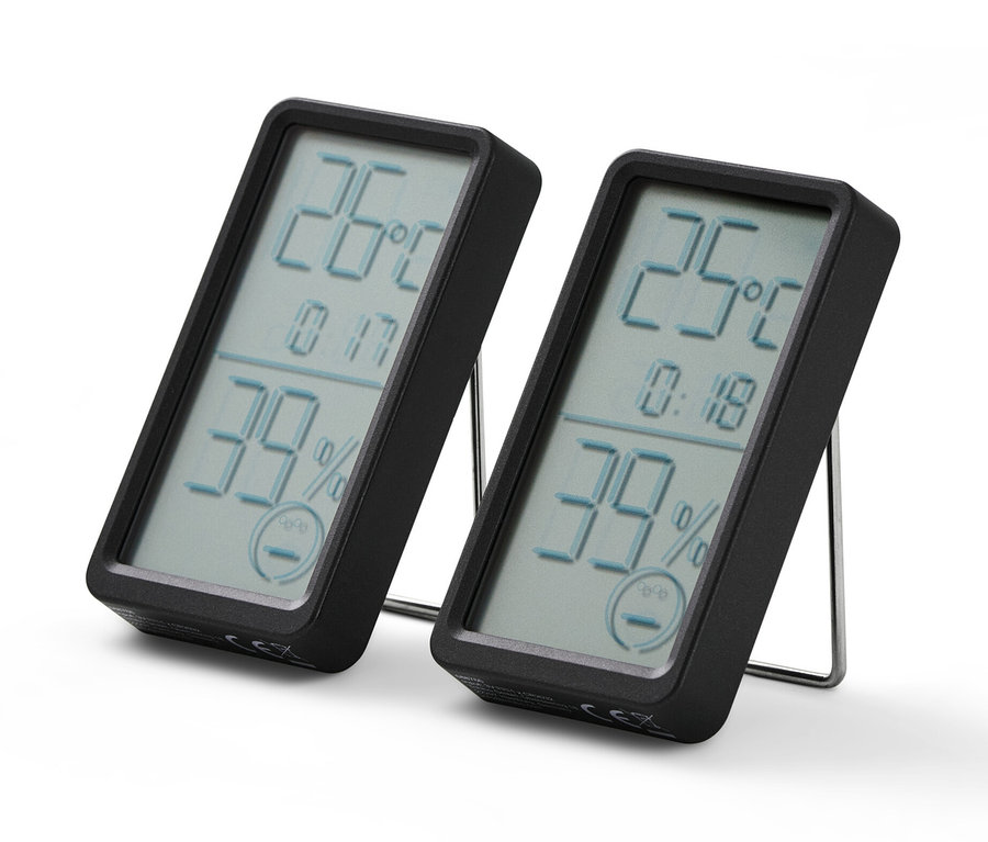 Zwei schwarze Raumthermometer mit Digitalanzeige zeigen Temperatur und Luftfeuchtigkeit.