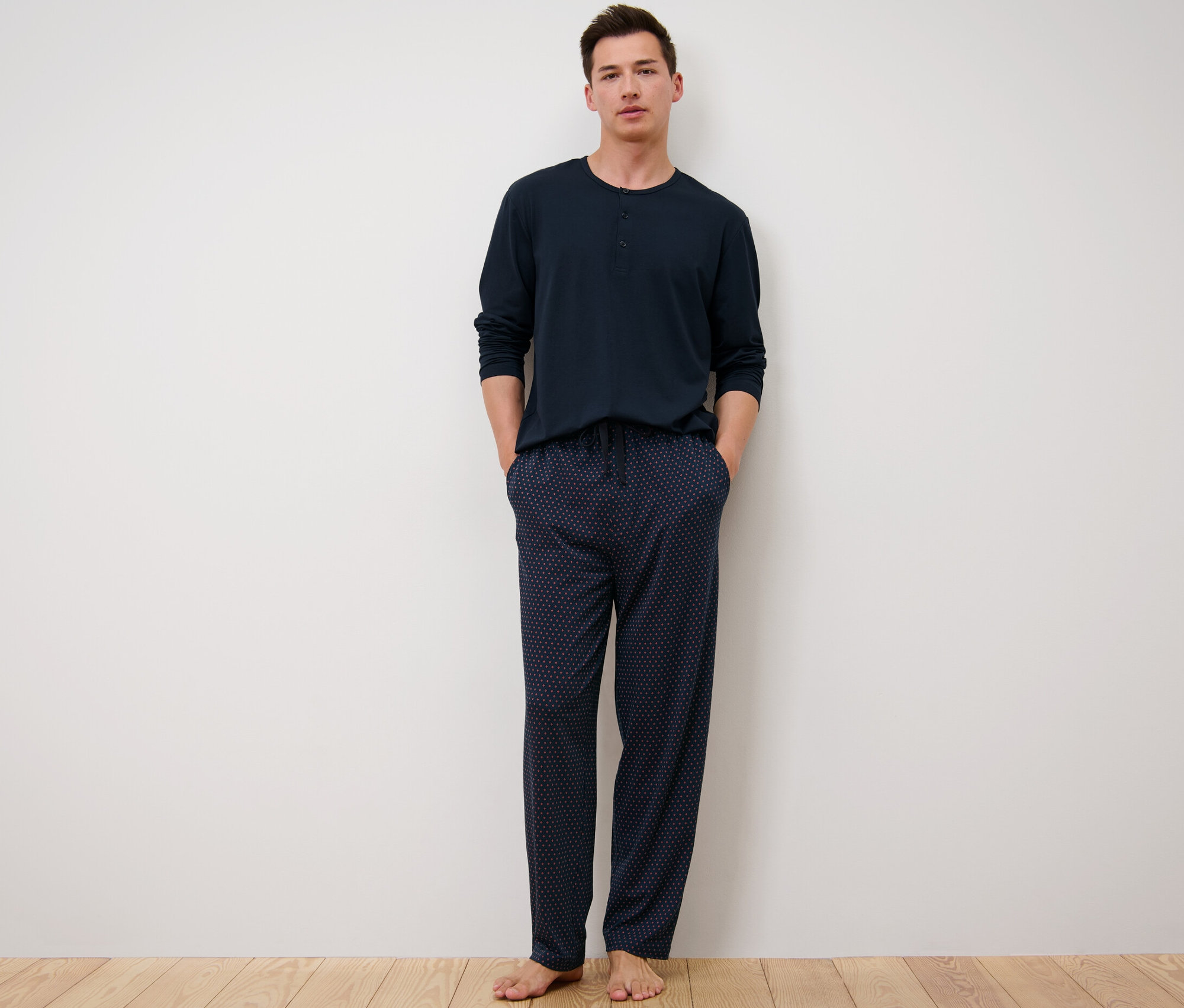 Mann trägt einen Pyjama mit Modal.
