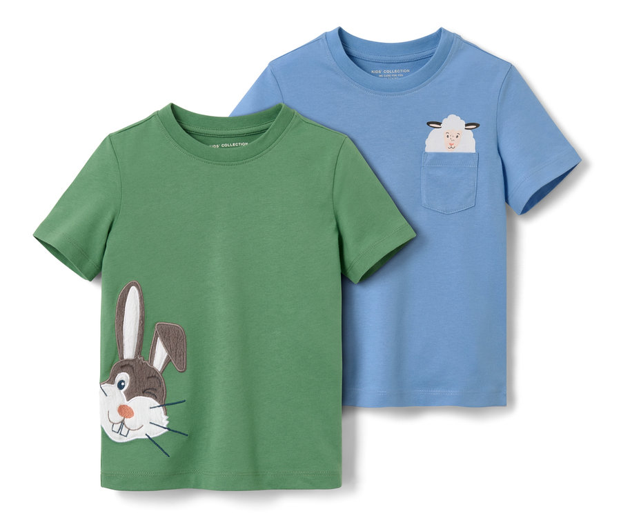 Zwei Kinder-T-Shirts mit Applikation, blau mit Schaf und grün mit Hase.