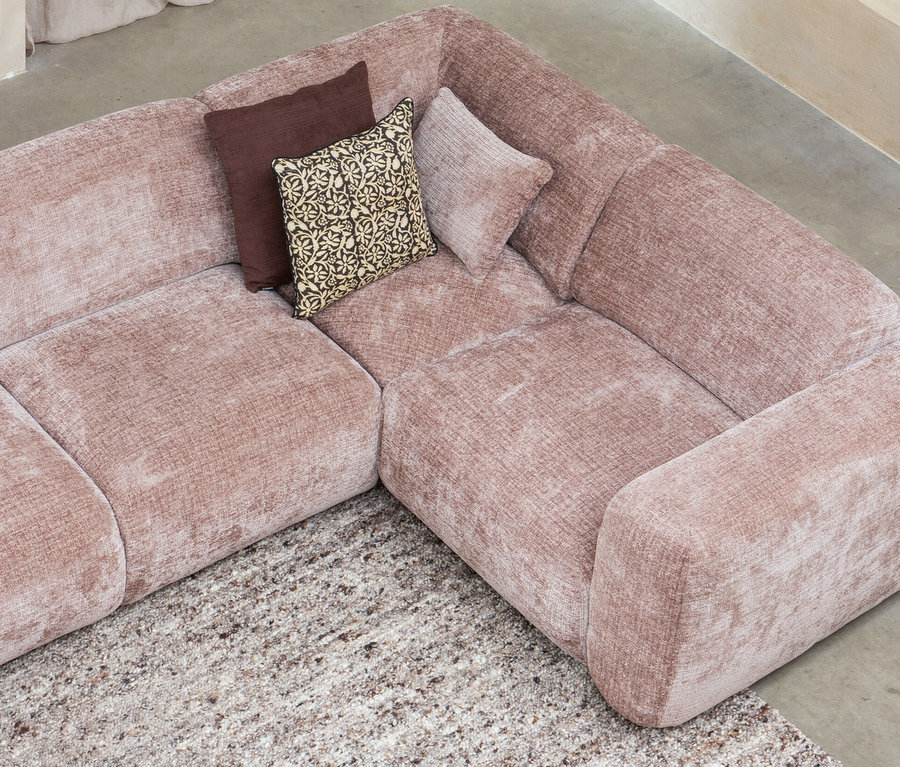 Ecksofa mit braunem und gemustertem Kissen auf beigem Woood Teppich »Efia«, 170 x 240 cm.