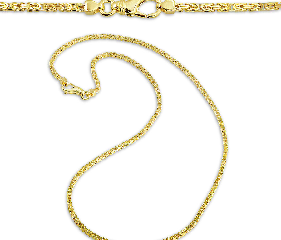 Detail einer goldenen Halskette mit Karabinerverschluss auf weißem Hintergrund.