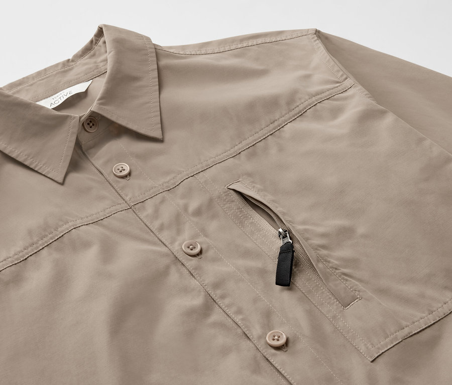 Detailaufnahme eines beigen Outdoorhemdes mit Moskito-Schutz.