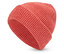 Korallenrote Strickmütze auf weißem Hintergrund.
