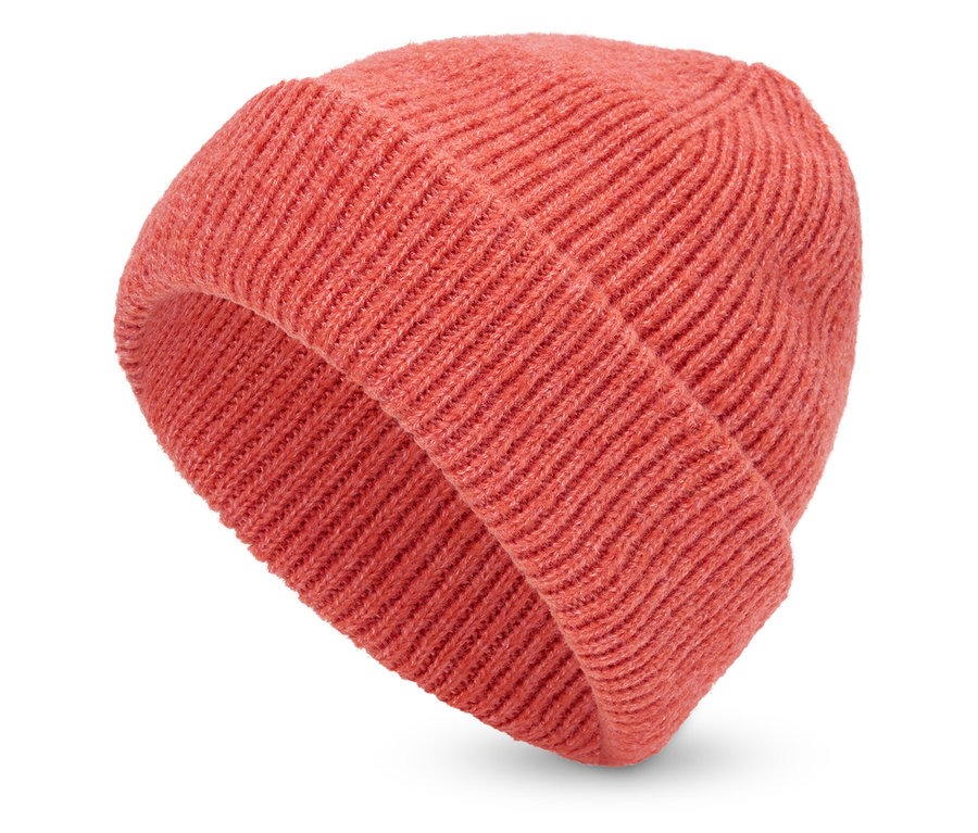 Korallenrote Strickmütze auf weißem Hintergrund.