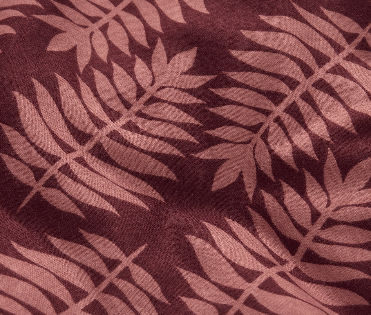 Nahaufnahme der normal großen Winterjersey-Bettwäsche mit braunem Pflanzenmuster.