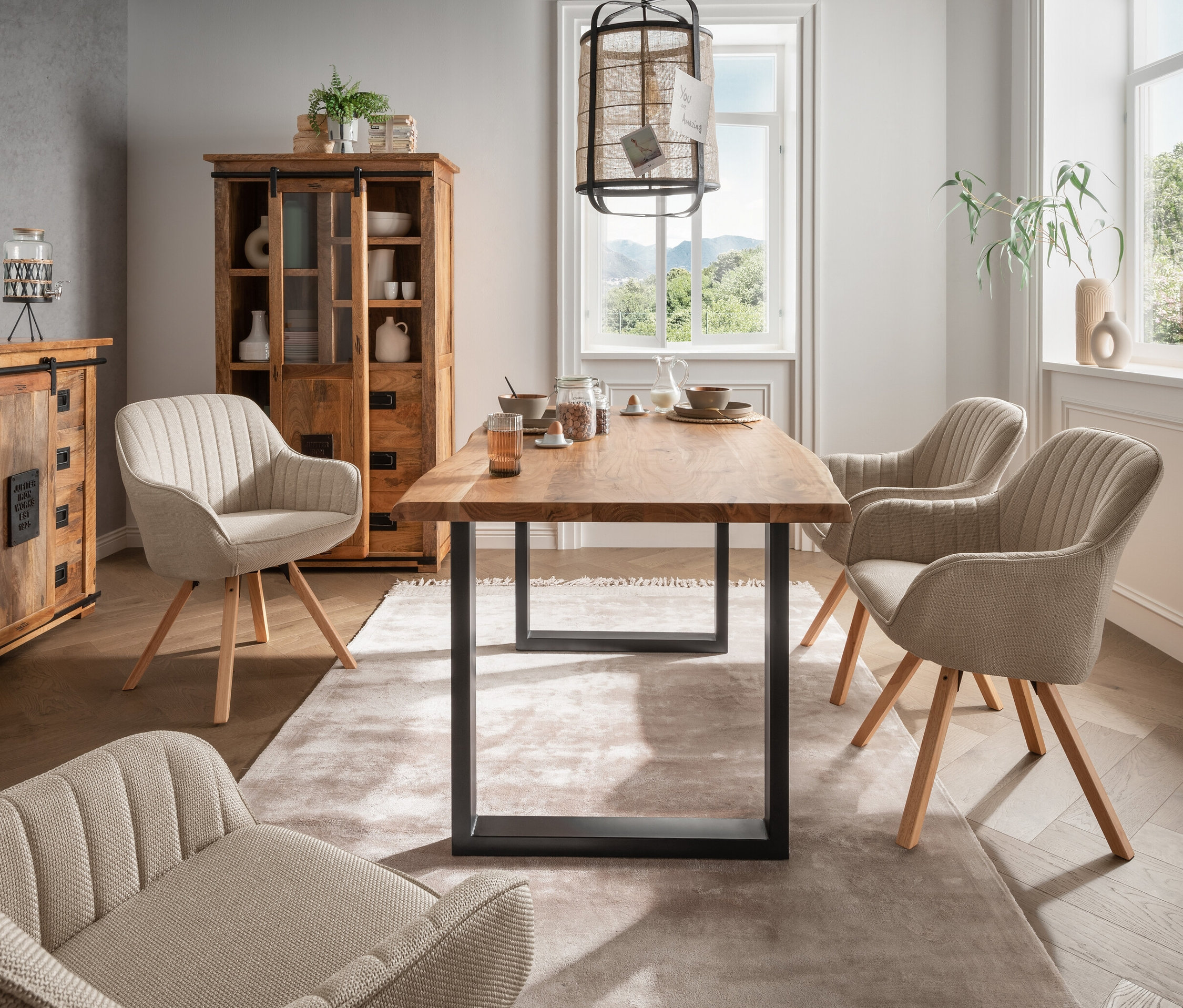 Wohnzimmer mit deVries Esstisch »Catania«, U-Form-Gestell, ca. 200 x 100 cm, beige deVries Diningsessel »Matera« und deVries Esstisch »Catania«, U-Form-Gestell, ca. 160 x 90 cm.