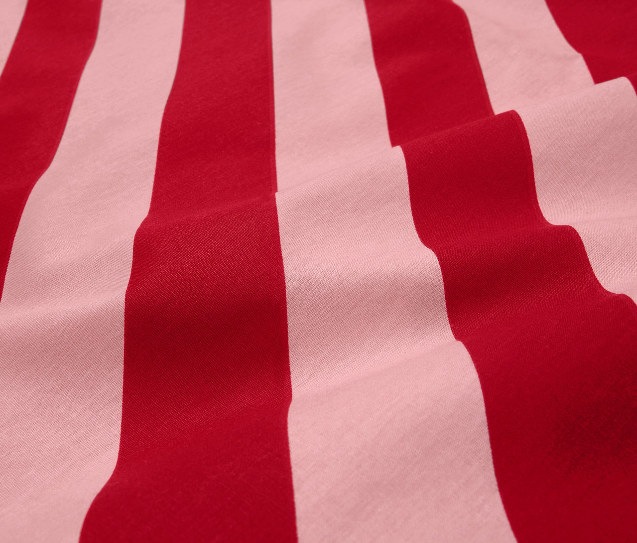 Detailaufnahme eines rot-weiß gestreiften Stoffes.
